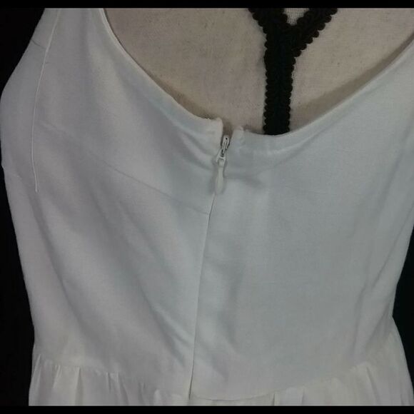 DOE & RAE WHITE CRISS CROSS OPEN BACK SLEEVELESS PEPLUM HEM BLOUSE SZ S NWT - Picture 5 of 8
